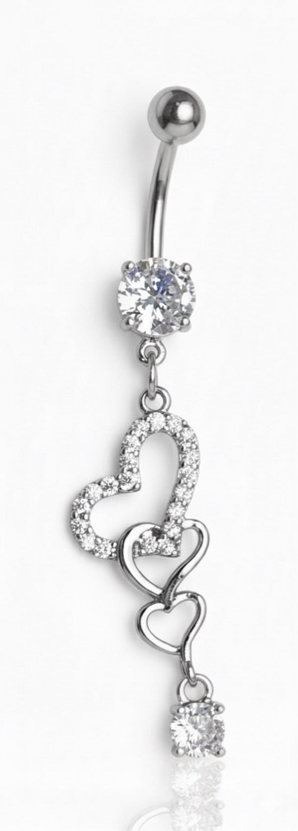 Navelpiercing med hängande hjärtan
